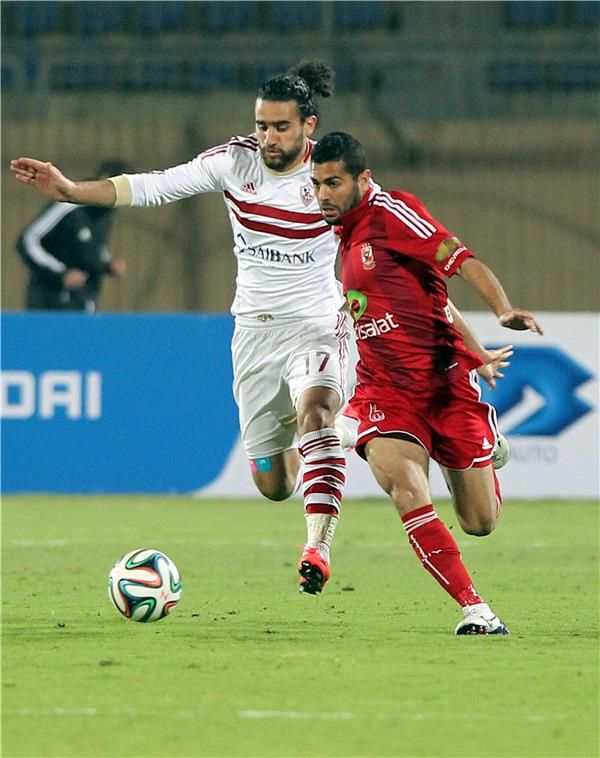 باسم مرسي (يسار)