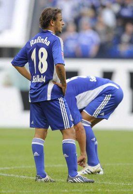 خيبـة الأمل واضحه على لاعبـي شالكه بعد الخسارة أمام فرايبورغ