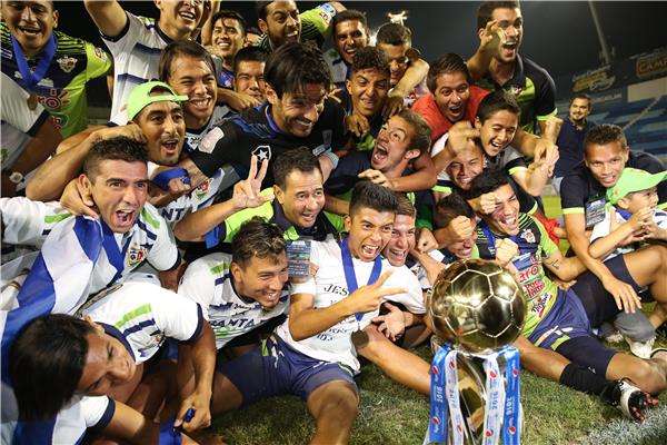 تتويج فريق سانتا تيكلا