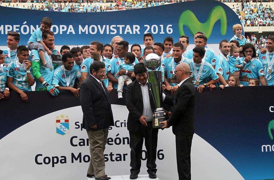 لاعبو الفريق يحتفلون باللقب