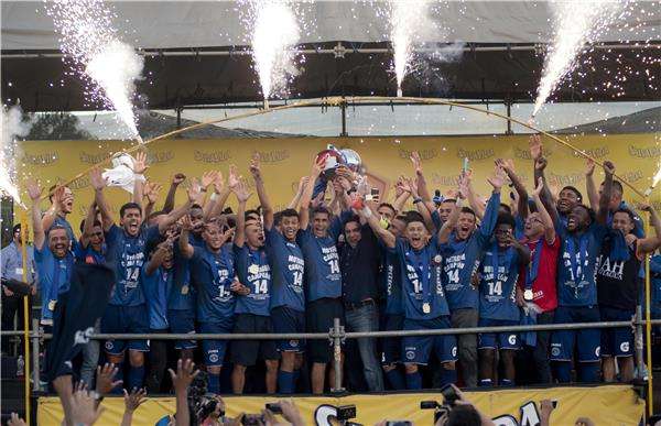 تتويج موتاجوا باللقب