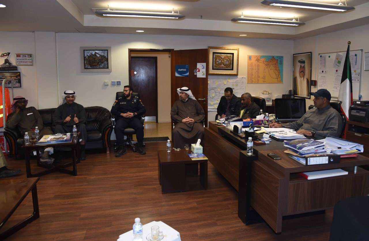 رئيس لجنة المسابقات خالد الفضلي متحدثا خلال الاجتماع