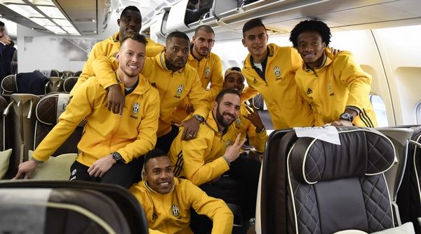 لاعبو يوفنتوس داخل الطائرة