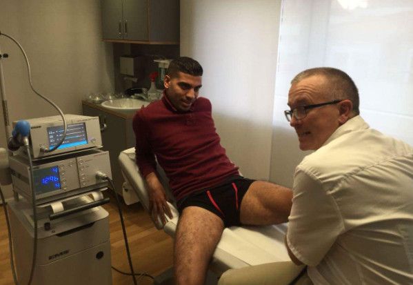 علي فتحي يتلقى العلاج