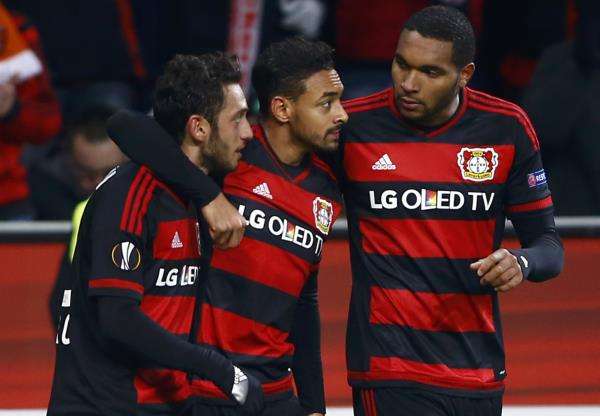 صورة أرشيفية لبلعربي مع لاعبي باير ليفركوزن