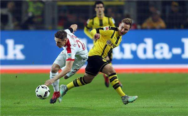 جانب من مباراة بوروسيا دورتموند وأوجسبورج