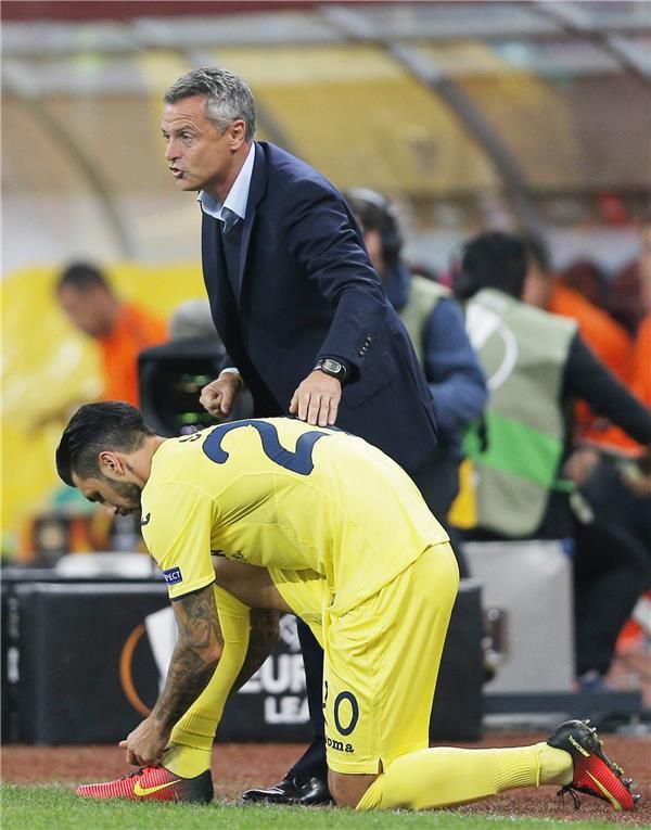 إسكريبا مع أحد اللاعبين