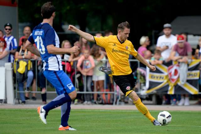  مارك واش (يمين)