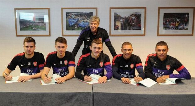 فينجر رفقة لاعبيه