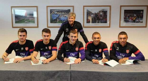 فينجر رفقة لاعبيه