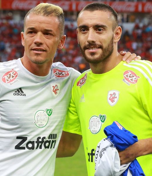 داليساندرو مع الحارس الناجي  من حادث الطائرة