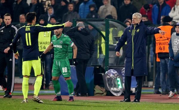  فينجر وأوزيل