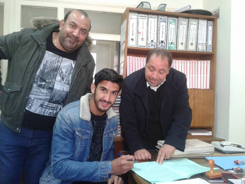  حسان المصمودي يوقع العقد مع رئيس نادي كرة القدم بالحمامات 
