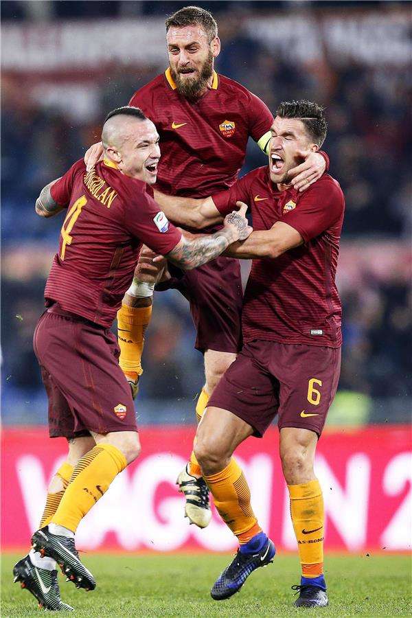 ناينجولان مع لاعبي روما