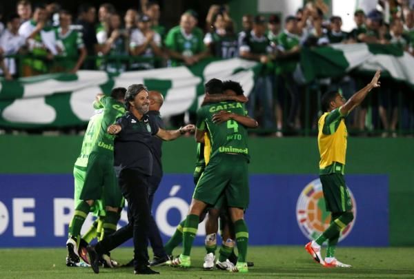 2016-11-24t015647z_404538186_s1aeuopbadaa_rtrmadp_3_soccer-sudamericana_reuters