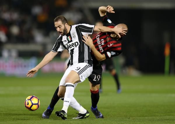 جونزالو هيجواين في لقاء ميلان