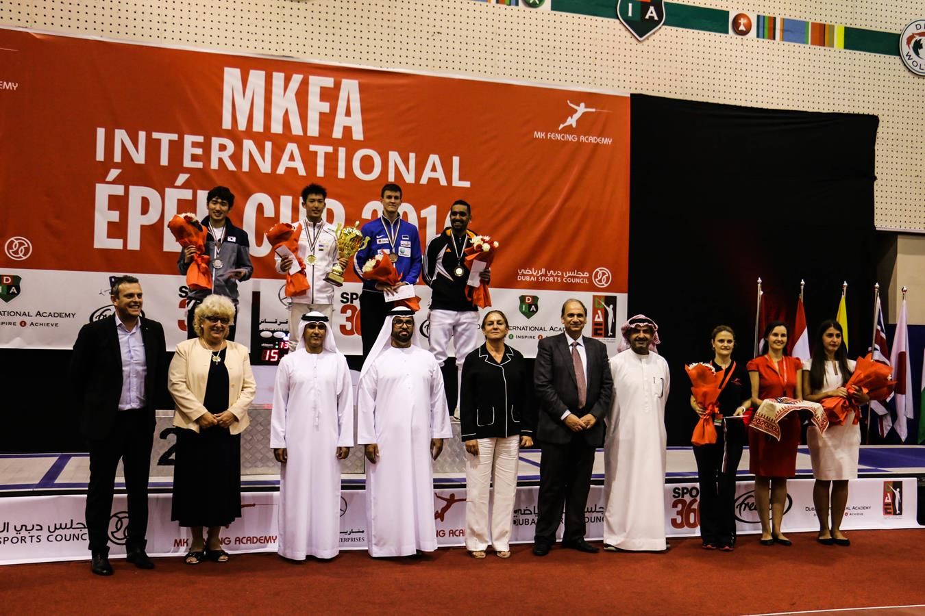 صورة جماعية للفائزين في البطولة مع اللجنة المنظمة