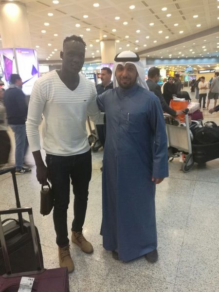 العنزي يستقبل توماس في مطار الكويت