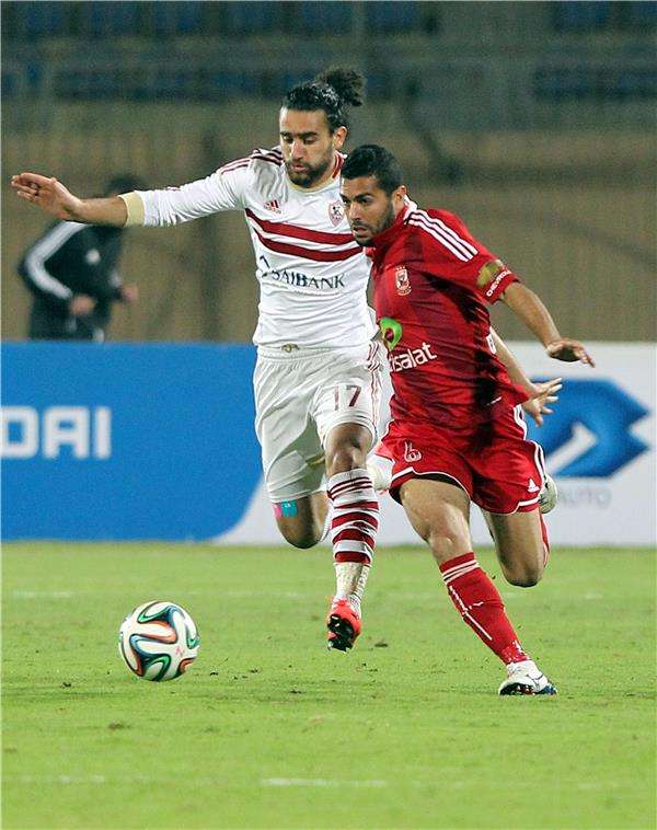 باسم مرسي (يسار)