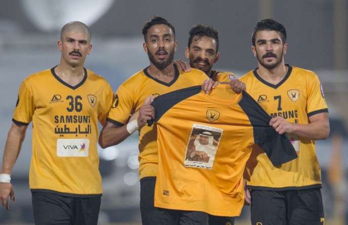 لاعبو القادسية يرفعون قميص للشيخ طلال الفهد الذي غادر الكويت للعلاج في لندن