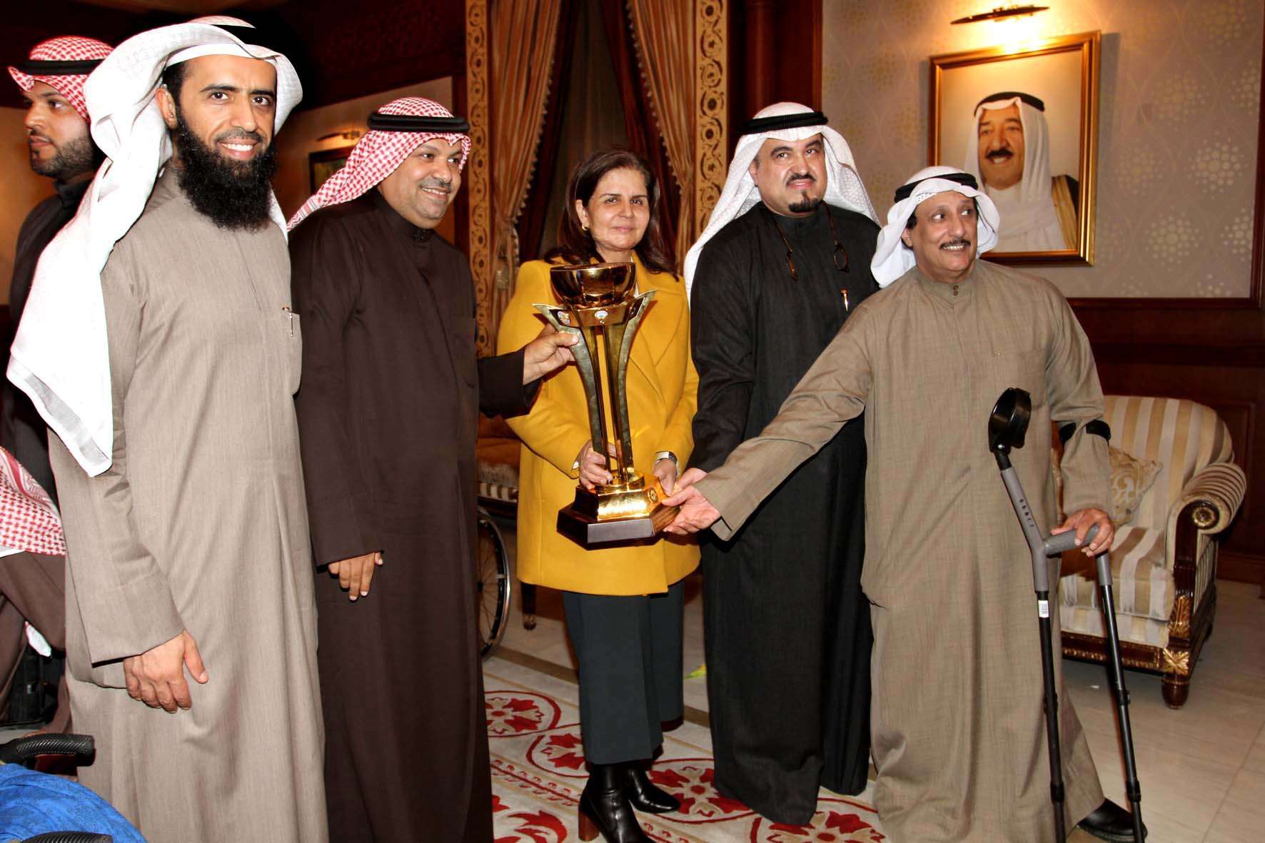 الدكتورة شفيقة العوضي تتوسط مع أعضاء النادي وأولياء أمور اللاعبين