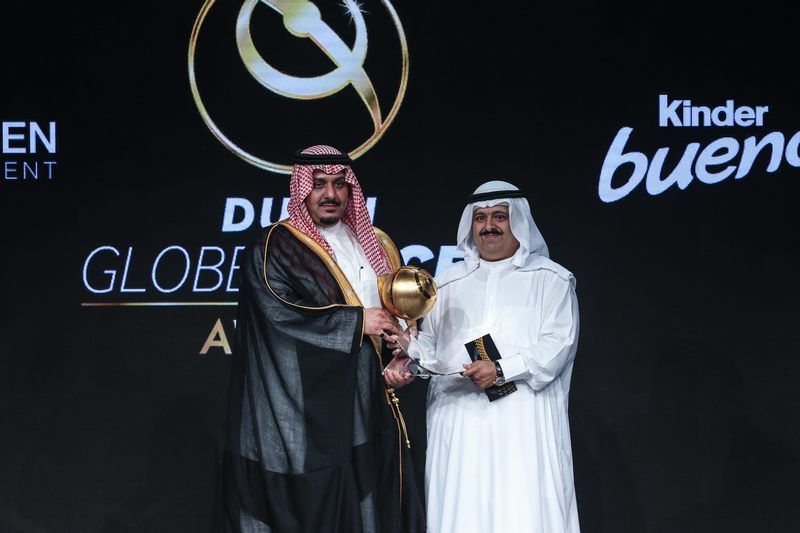 رئيس الهلال السعودي يتسلم الجائزة من مؤسس موقع كووورة