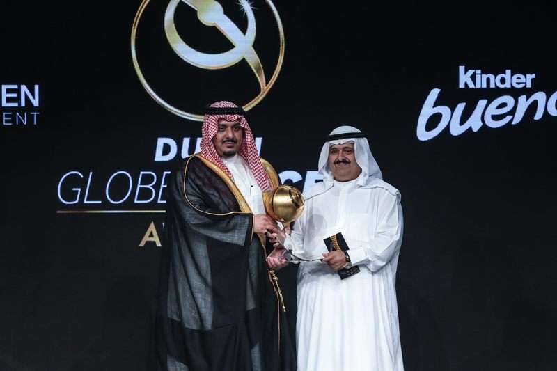 رئيس الهلال السعودي يتسلم الجائزة من مؤسس موقع كووورة