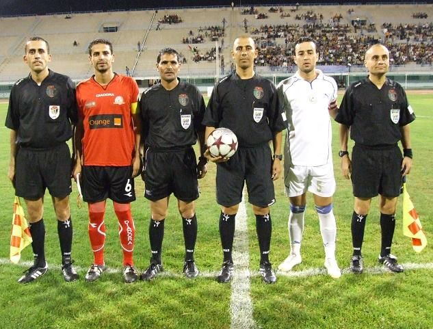 كباتن الفريقين وحكام المباراة 