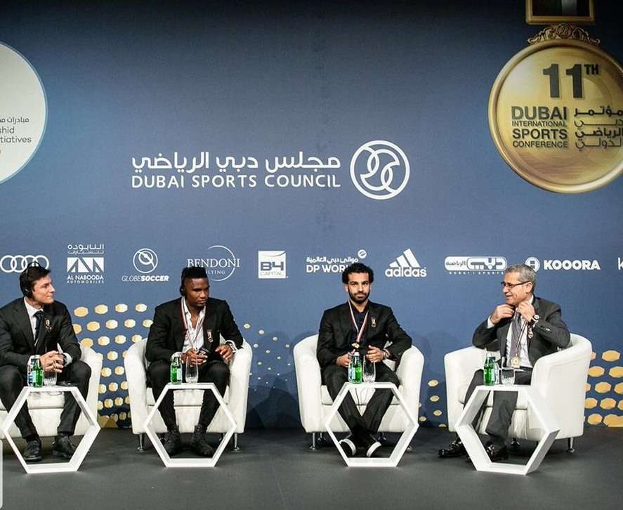 محمد صلاح أثناء مشاركته في جلسة مؤتمر دبي