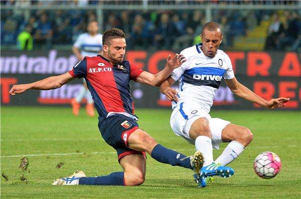 بافوليتي (يسار)