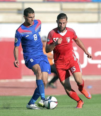 مهند العزة "يسار" 