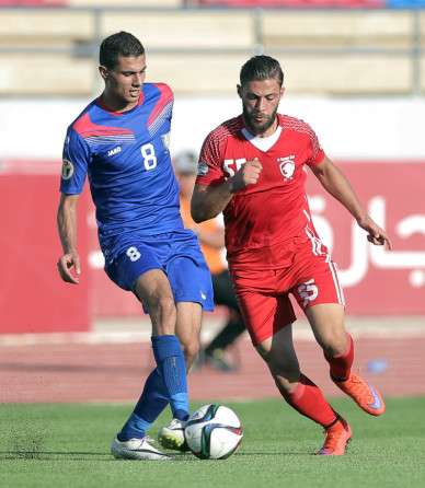 مهند العزة "يسار" 