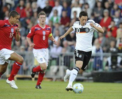  مسعود أوزيل لاعب فيردر بريمن والمنتخب الالماني