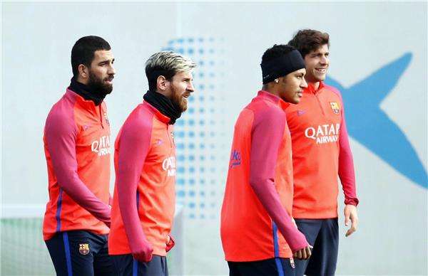 توران مع لاعبي برشلونة