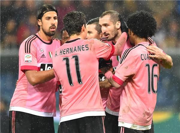 هيرنانيز مع لاعبي يوفنتوس