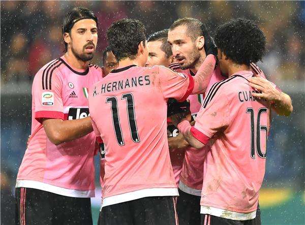 هيرنانيز مع لاعبي يوفنتوس