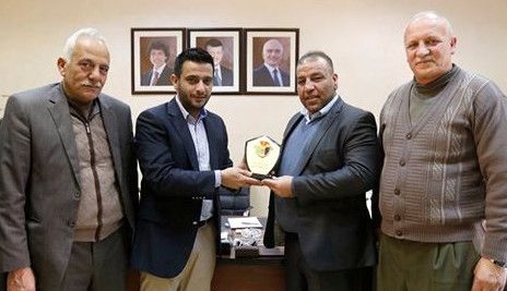 صوبر والخميني يتبادلان الدروع التذكارية