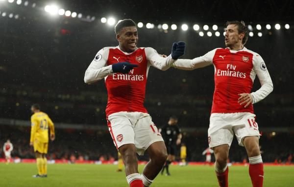 أليكس إيوبي (يسار)