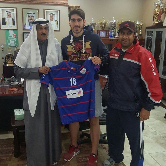 علي سلمان يرتدي قميص الشباب