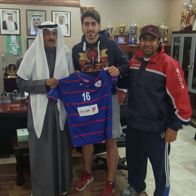 علي سلمان يرتدي قميص الشباب