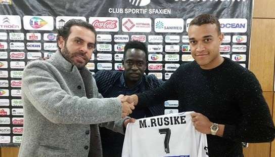 روسيكي عقب توقيع العقد