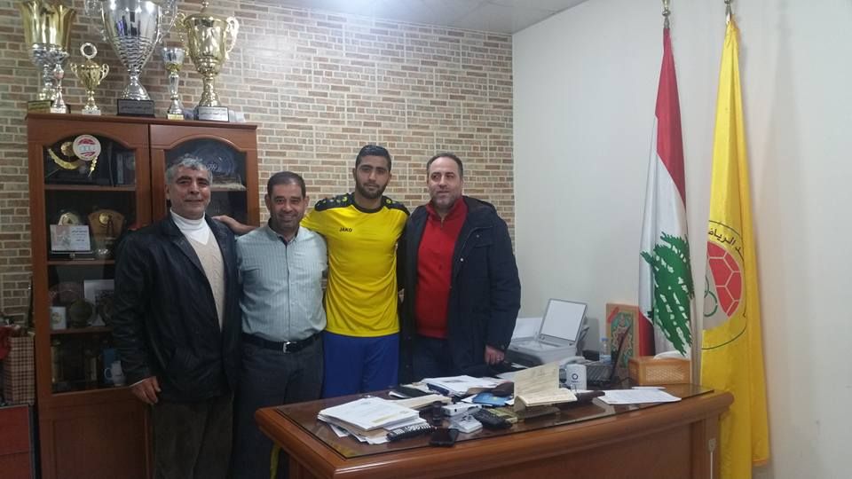 اللاعب أيوب متوسطاً إداريي العهد بعد التوقيع