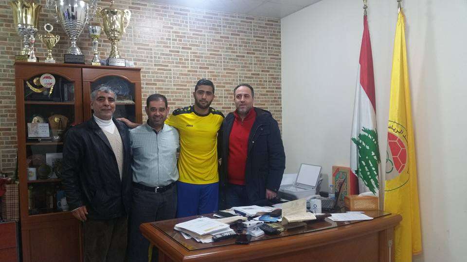 اللاعب أيوب متوسطاً إداريي العهد بعد التوقيع