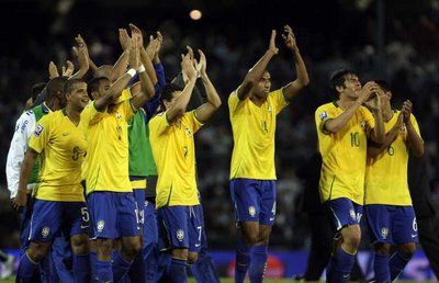 لاعبو منتخب البرازيل يحييون مشجعي الفريق بعد انتهاء مباراتهم ضد الارجنتين والتي فازوا بها 3-1