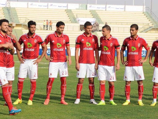 محمد نجيب مع لاعبي الأهلي