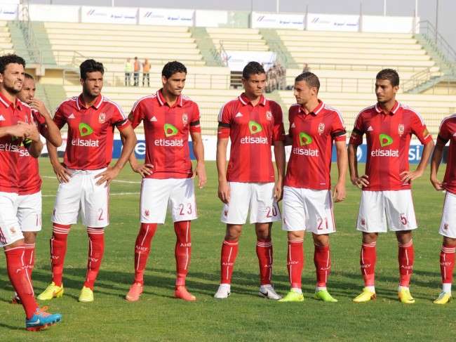 محمد نجيب مع لاعبي الأهلي
