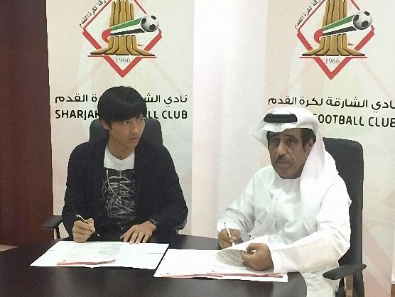 أثناء توقيع العقود