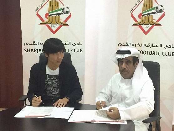 أثناء توقيع العقود