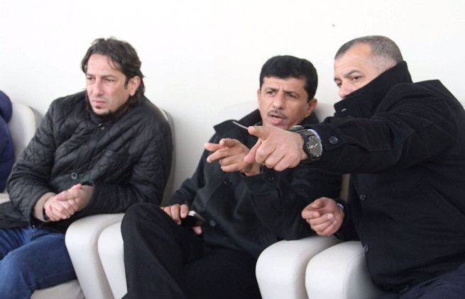 الجهاز الفني خلال متابعة المباراة