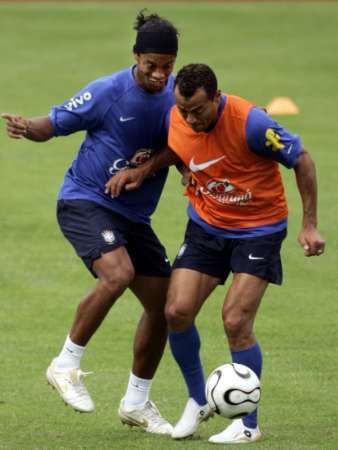 كافو بجانب زميله رونالدينيو مع المنتخب البرازيلي في 2006